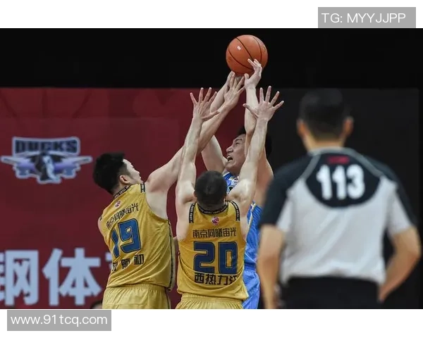 南京篮球队在锦标赛中的耐力与韧性展现全面分析与点评