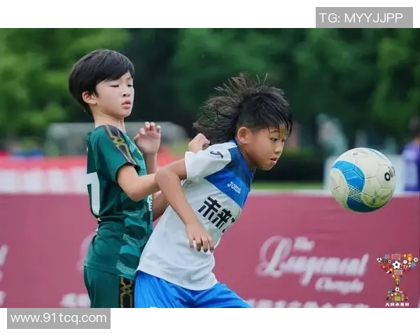 足球明星携子共赏精彩赛事亲子时光尽享绿茵场上的激情与快乐 足球明星携子共赏精彩赛事亲子时光尽享绿茵场上的激情与快乐